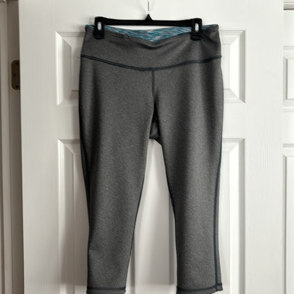 REVERSIBLE CAPRI LENGTH YOGA PANTS-Size Large - Picture 4 of 6